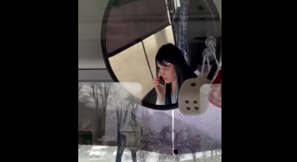 REVOLTĂTOR // Șoferița unui troleibuz, filmată cum vorbește la telefon în timp ce conduce